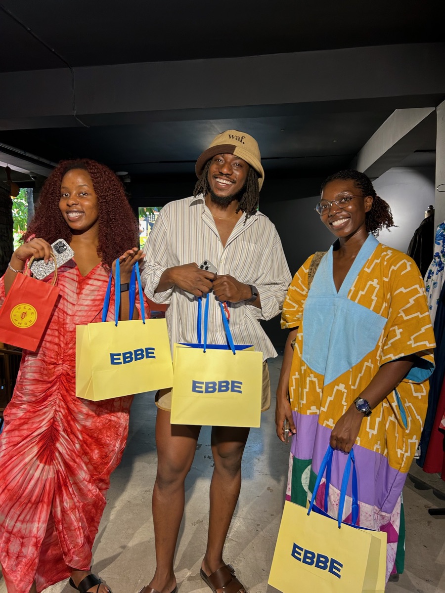 Three guests holding yellow EBBE shopping bags